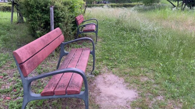汚れた公園のベンチ