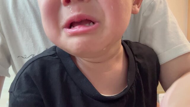 大泣きする子供
