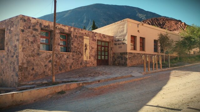 Paisaje de escuela tradicional del noroeste argentino. 