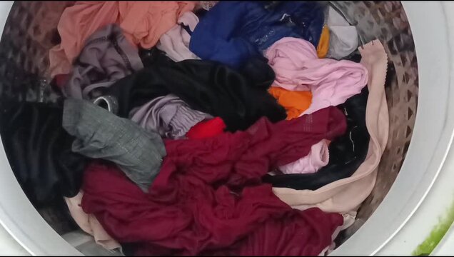 washing process with a single-tub electric washing machine, clothes are spun and sprayed with water