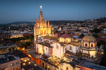 Obraz premium Aerial view of the San Miguel Cathedral in Mexico at night.
