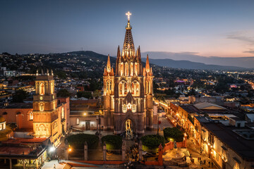 Naklejka premium Aerial view of the San Miguel Cathedral in Mexico at night.