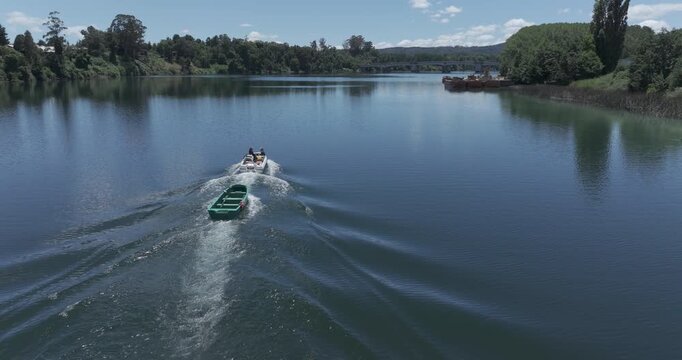 bote en el rio Valdivia