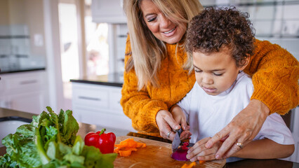 Family cooking together, healthy lifestyle © Rawpixel.com