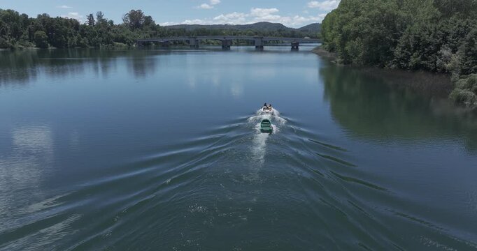 bote en el rio Valdivia