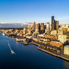 Fototapeta premium Aerial view of a city's waterfront with a boat sailing