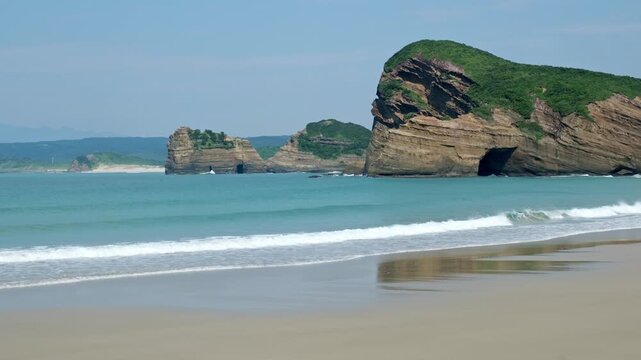 種子島の岩場と青い海が広がる海岸風景