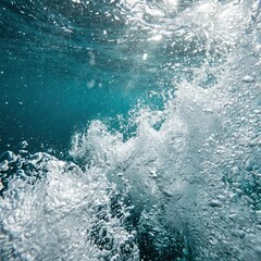 Obraz premium Underwater view of turbulent ocean waves with bubbles and sunlight rays