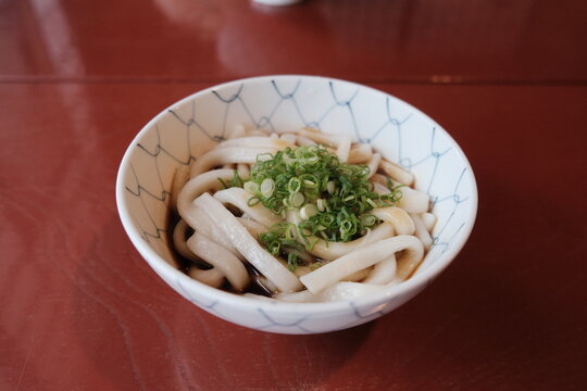 三重県伊勢地方の名物・もっちりとした太い麺に濃いタレが絡む美味しい伊勢うどん
