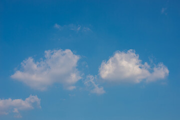Fototapeta premium beautiful blue sky and white fluffy cloud horizon outdoor for background.