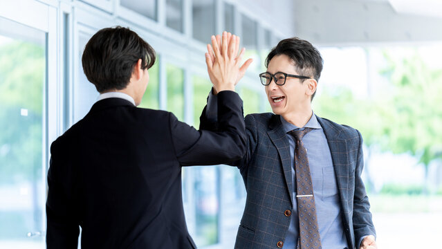 ハイタッチをする2人の男性ビジネスマン, Two Businessmen Giving a High Five