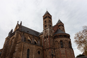 Obraz premium Low angle view of the historic Basilica of Saint Servatius under a cloudy sky in Maastricht