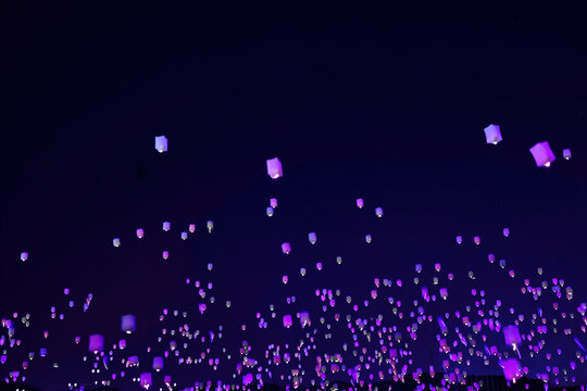 夜空に浮かぶランタン