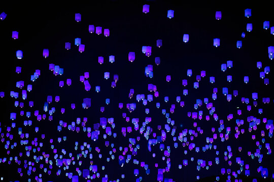 夜空に浮かぶランタン