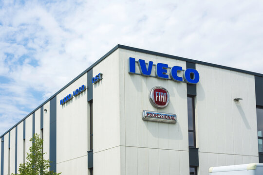 Deutschland , Dresden , 20.07.2025 , Geb&auml;ude mit den Schrifz&uuml;gen IVECO und FIAT