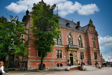 The building is the New Town Hall in Gdańsk, a neo-Renaissance palace built between 1898 and 1901. It is currently the seat of the Gdańsk City Council. © Grzegorz Lenkiewicz