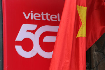 Naklejka premium Vettel 5G Sign Close-up with Vietnam Flag in Hue, Vietnam – January 21, 2026