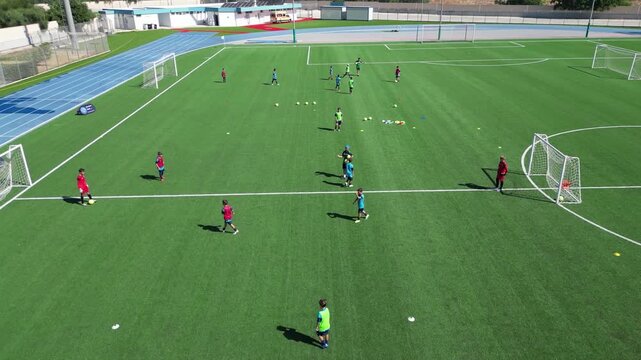 Allenamento su campo da calcio di un stadio in erba sintetica a 11