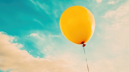 Obraz premium Yellow Balloon Floating in Sky Gigapixel Standard v2 6x