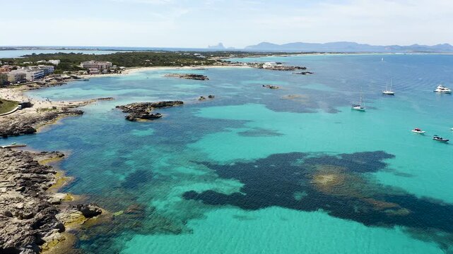 The calm waters around Punta Prima attract numerous yachts seeking a quiet anchorage, combining turquoise seas, beautiful coastal scenery and a relaxed nautical atmosphere. 