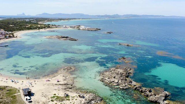 The calm waters around Punta Prima attract numerous yachts seeking a quiet anchorage, combining turquoise seas, beautiful coastal scenery and a relaxed nautical atmosphere. 