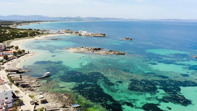 The calm waters around Punta Prima attract numerous yachts seeking a quiet anchorage, combining turquoise seas, beautiful coastal scenery and a relaxed nautical atmosphere. 