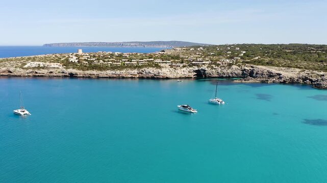 The calm waters around Punta Prima attract numerous yachts seeking a quiet anchorage, combining turquoise seas, beautiful coastal scenery and a relaxed nautical atmosphere. 
