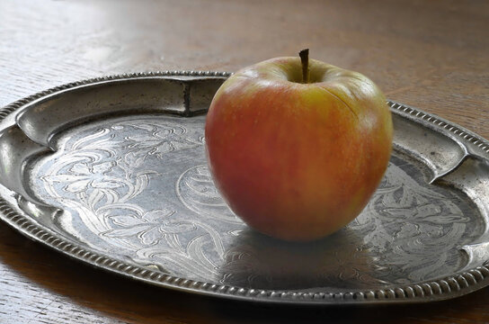 Apfel auf einem Silbertablett