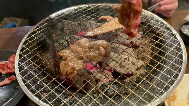 肉を焼く人、焼き肉屋の風景
meat on the grill