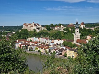 Naklejka premium Burghausen Panorama Burg und Altstadt, Bayern, Deutschland