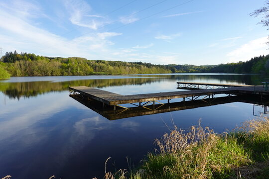 Balade en pays auvergnat, autour du lac d'Aubusson en Auvergne