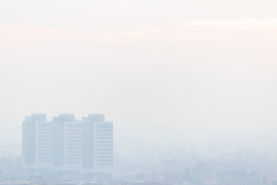 Vista dall'alto su grattacieli nella foschia