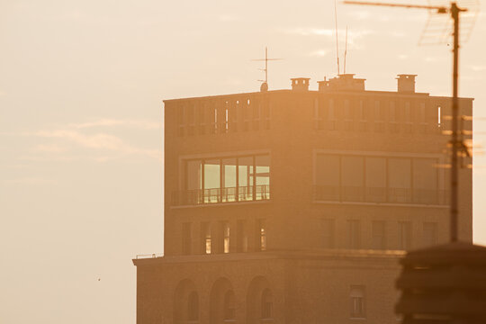 Vista dall'alto su grattacieli nella foschia al tramonto