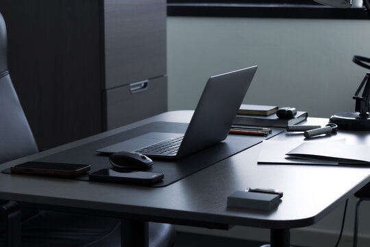 Ufficio con biglietti da visita un computer portatile telefoni di lavoro penne matite mouse