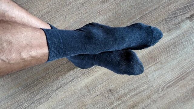 M&auml;nnerf&uuml;&szlig;e in blauen Socken