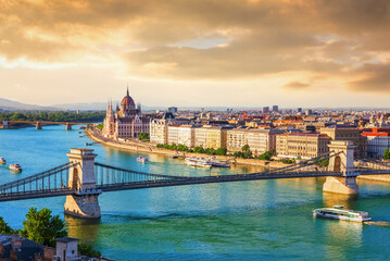 Obraz premium Panoramic view of Chain Bridge and Hungarian Parliament from Buda Castle at sunset