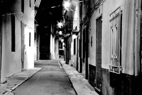 Noche en un callej&oacute;n en un pueblo de Valencia