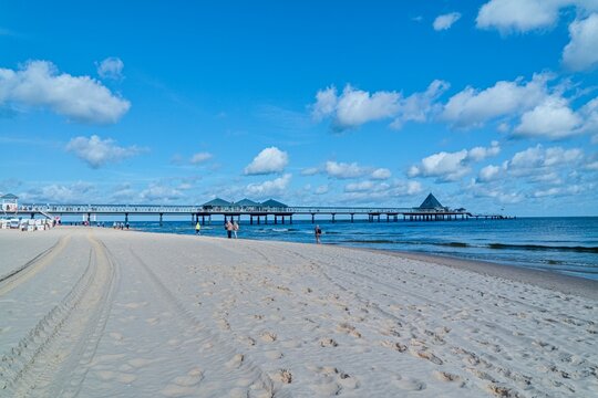 Der Strand am Seebad Heringsdorf auf der Insel Usedom bietet mit seiner 508 Meter langen Seebr&uuml;cke &ndash; der l&auml;ngsten in Deutschland &ndash; eine eindrucksvolle Flaniermeile.