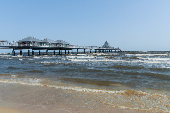 Der Strand am Seebad Heringsdorf auf der Insel Usedom bietet mit seiner 508 Meter langen Seebr&uuml;cke &ndash; der l&auml;ngsten in Deutschland &ndash; eine eindrucksvolle Flaniermeile.