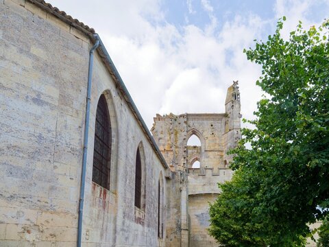 Saint-Martin-de-R&eacute;, City on the north of R&eacute; Island in Charente Maritime. Saint-Martin Church with its apse and the remains of its transept arm
