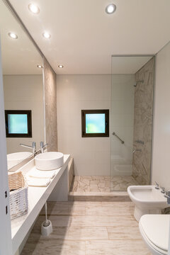 Detalle de arquitectura interior  de ba&ntilde;o de apartamento con detalles en vidrio y piedra