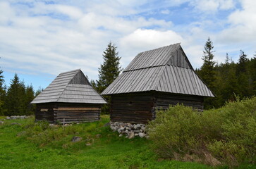 Chaty pasterskie na Polanie pod Kopieńcem, Tatry, Polska © Ewa