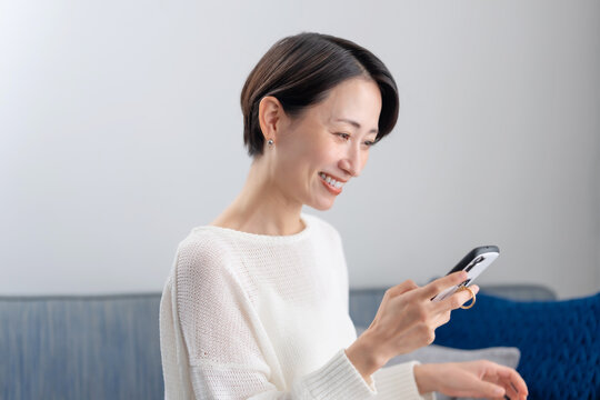 スマートフォンを使う女性