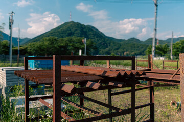Fototapeta premium 古い建設資材と山の景色を写したレトロな背景素材