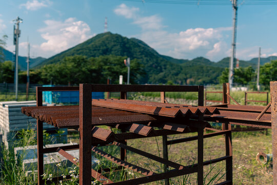 古い建設資材と山の景色を写したレトロな背景素材