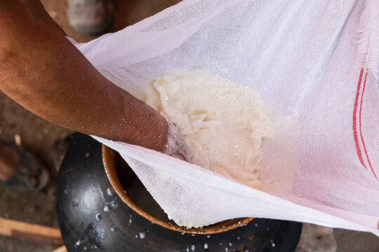 Traditional techniques for filter corn atole
