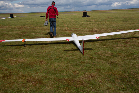 Mod&egrave;les r&eacute;duits d'avions radiocommand&eacute;s &agrave; moteur sur un terrain d'aviation
