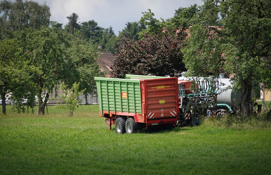 Ein Hawe SLW 40 Silagetransportwagen mit rotem Ganzstahlaufbau und gr&uuml;nen Seitenw&auml;nden der f&uuml;r den Transport von H&auml;ckselgut konzipiert ist am 14. Juni 2026 auf einer Wiese in Maisenbach-Zainen