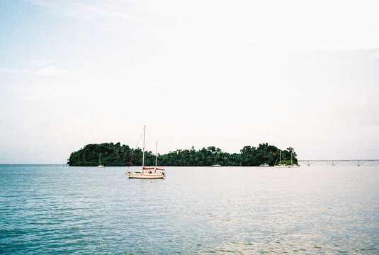 Sailboat anchored in Saman&aacute; Bay