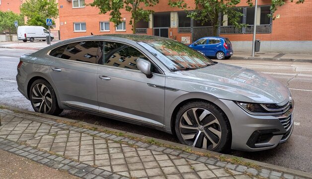 Vista en perspectiva de un autom&oacute;vil Volkswagen Arteon aparcado en una calle de Madrid, Espa&ntilde;a, 2 de mayo de 2026